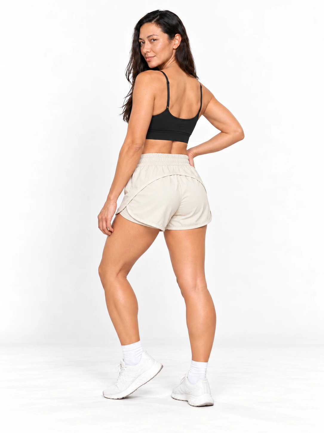 Imagem ilustrativa — Shorts Smash BRAVA na cor Off-white, vista de costas.