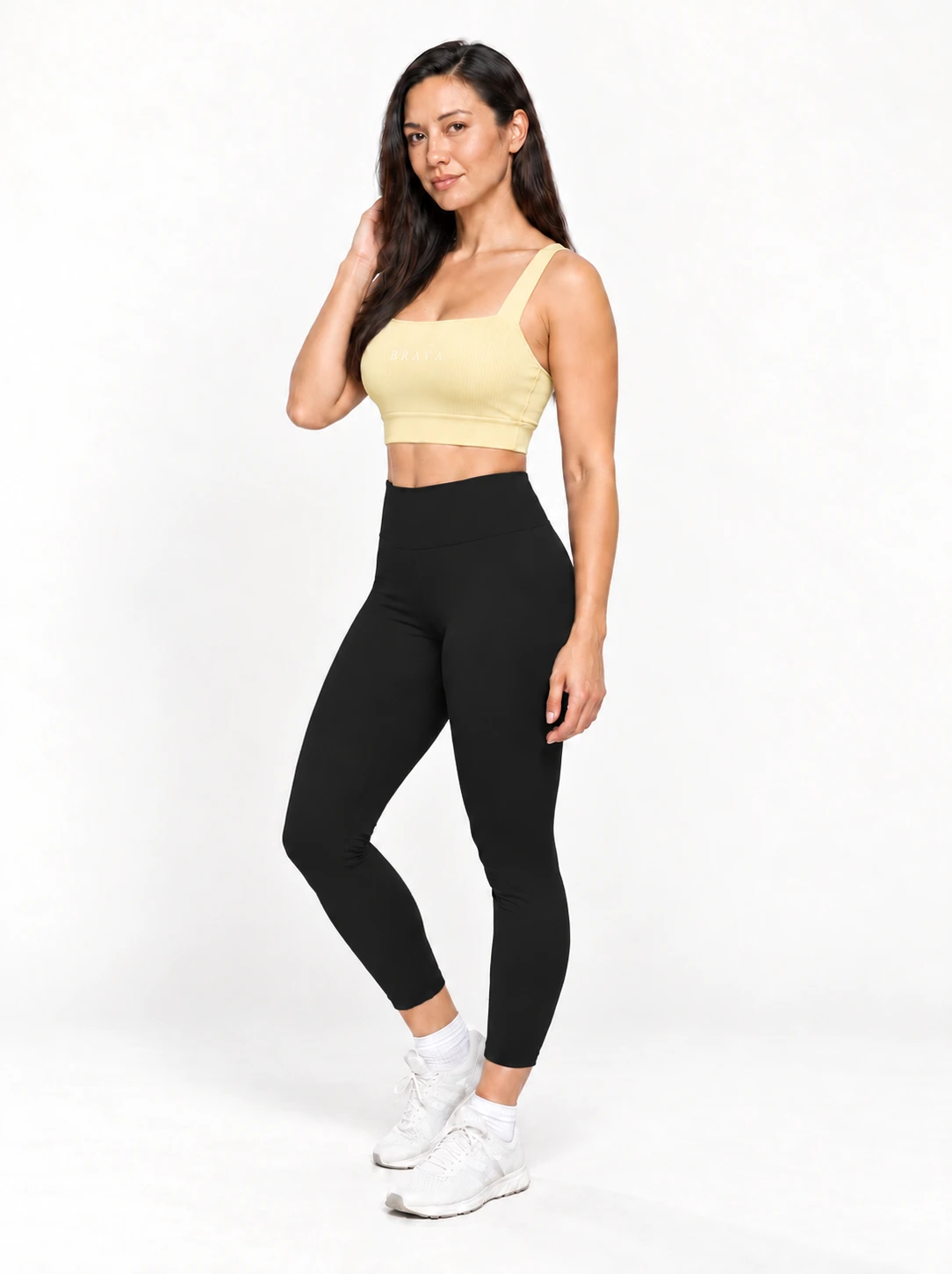 Top Tadasana BRAVA na cor Amarelo-manteiga, vista de três quartos.