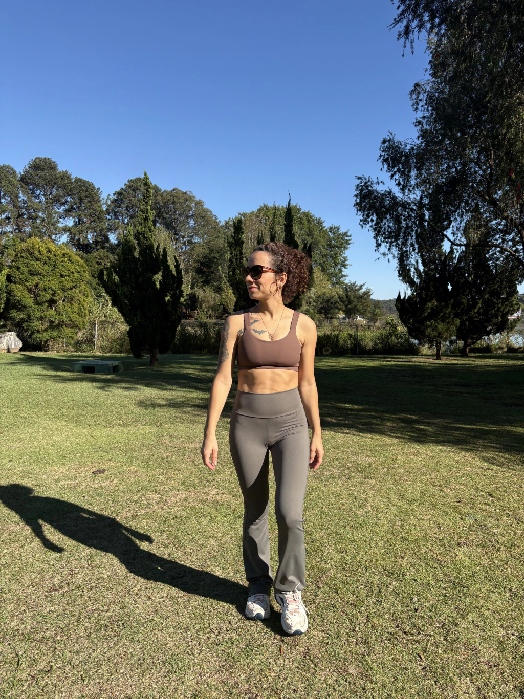 Mulher vestindo top e calça Flare Brava ao ar livre.