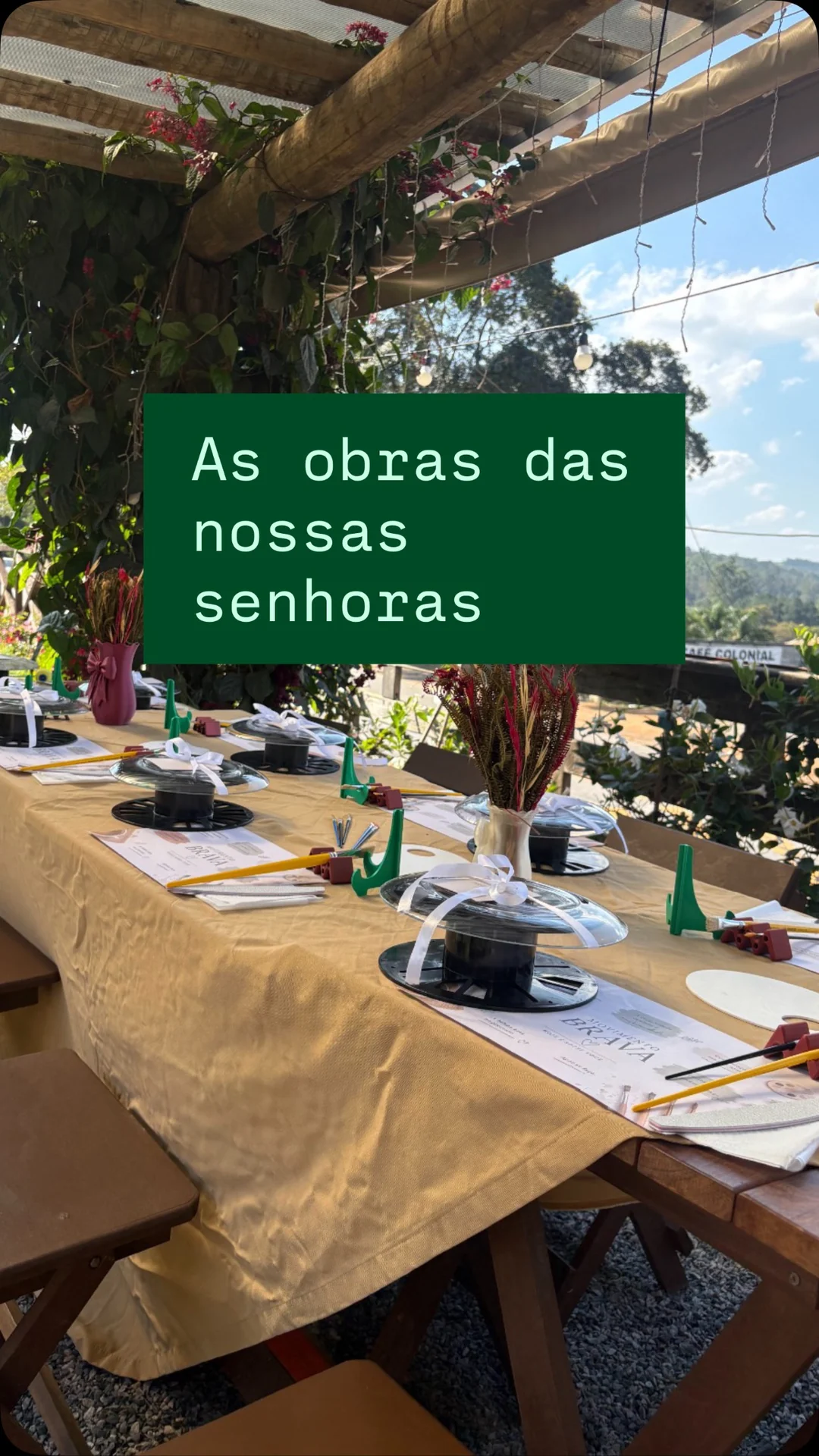 Capa de um Reel da Brava com mesa, pincéis e trabalhos de decoupage em pratos.