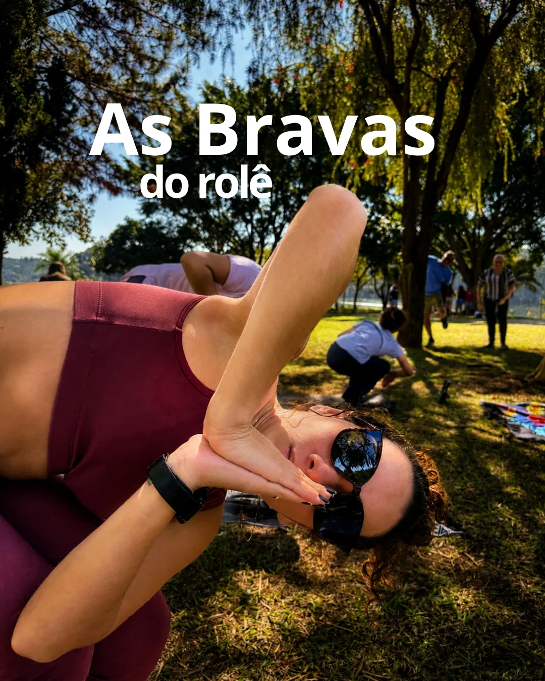Participante em um tapete de yoga no parque, com o texto As Bravas do rolê.
